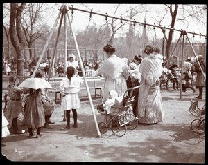 Femmes et enfants aux balançoires le jour de l